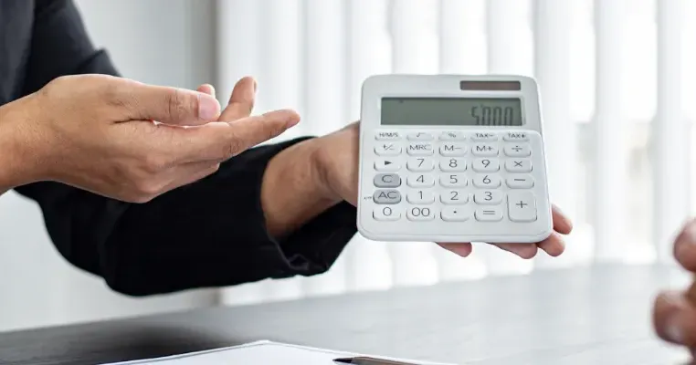 salesman taking order adalah