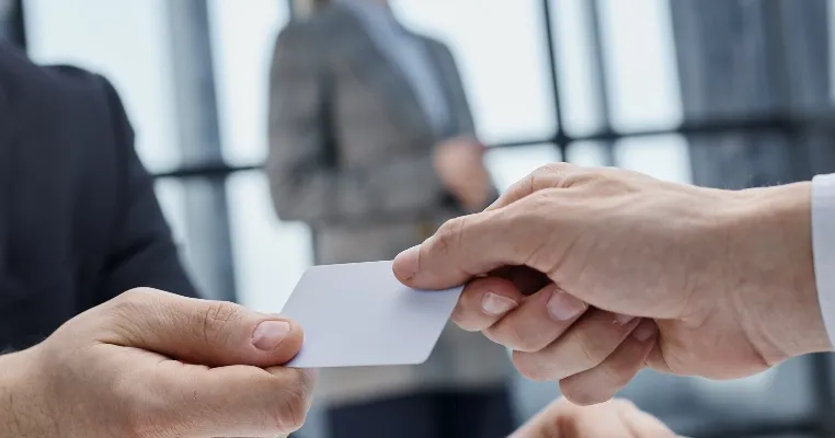 Perlukah Punya Kartu Nama untuk Bisnis? Ini Jawaban & Pertimbangannya