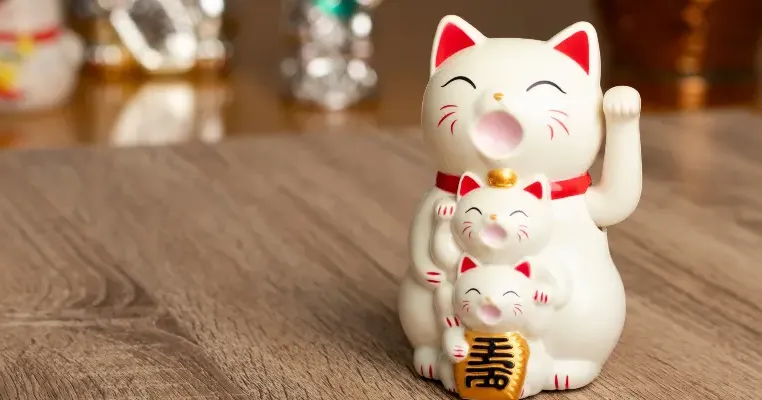 Majang Patung Kucing, Apa Benar Bikin Hoki Bisnis?