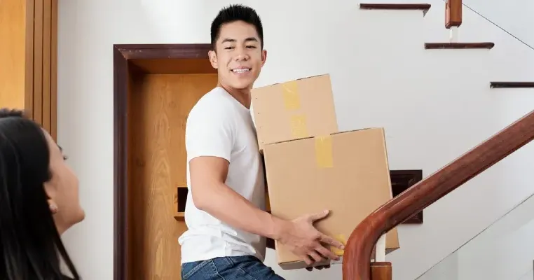 Waspada! Ini Dia Cara Mengangkat Barang Berat yang Benar dan Aman