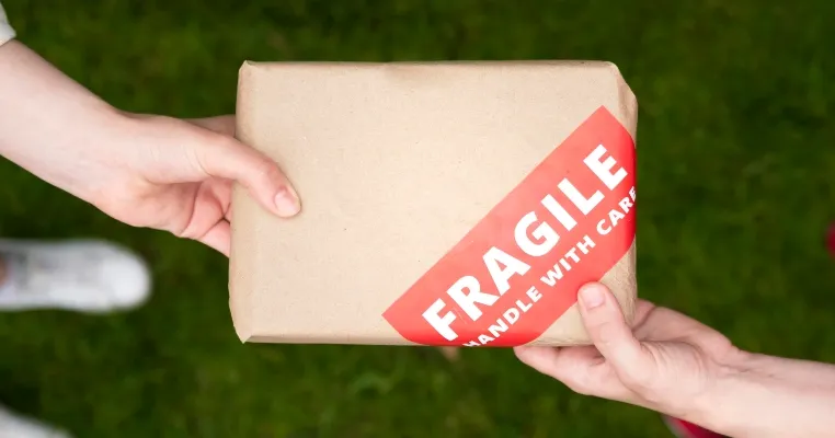 Apa Fungsi Stiker Fragile dalam Pengiriman Paket?