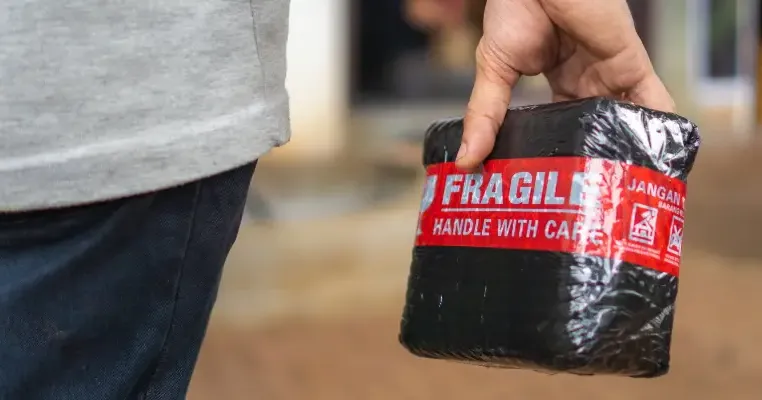 Pentingnya Penanganan Khusus untuk Fragile Item dalam Logistik Kesehatan