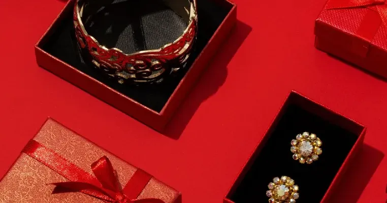 7 Cara Mengirim Perhiasan Agar Aman Sampai Tujuan Tanpa Drama