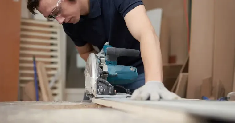 Mengenal APD: Fungsi, Jenis, dan Pentingnya untuk Keselamatan Kerja