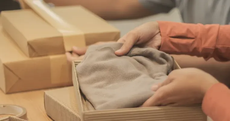 Cara Packing Paket Baju yang Benar, Biar Nggak Kusut dan Basah!