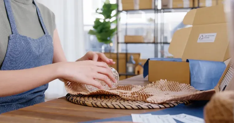 Solusi Logistik untuk Pengiriman Barang Mudah Pecah dalam Bisnis Online