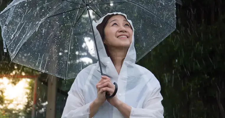 Cuan Banyak Berbisnis Jas Hujan di Saat Musim Hujan