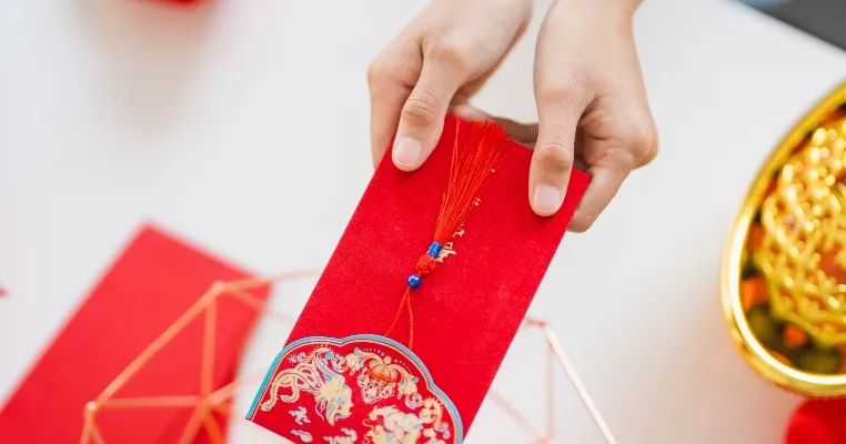 Kenapa Angpao Harus Berwarna Merah? Ini Makna dan Filosofinya