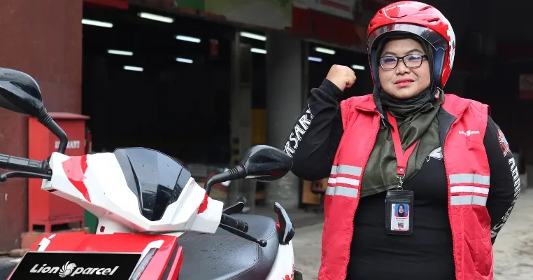 Cerita Kurir Perempuan Lion Parcel, Lawan Stigma Soal Berkarir di Profesi Dominan Laki-laki