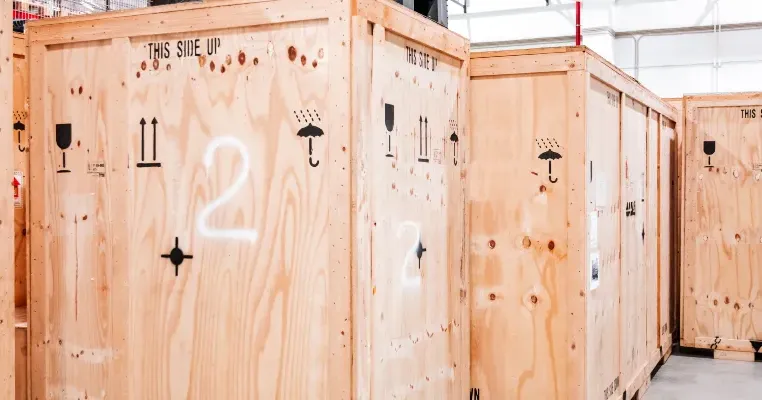 Packing Biasa atau Kayu? Panduan Memilih Pengemasan yang Tepat untuk Barangmu