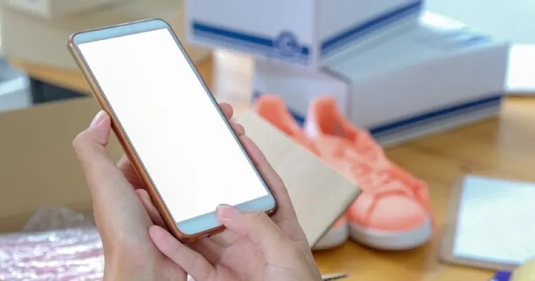 5 Alasan Pentingnya Seller Handphone Punya Fitur Cek Resi!