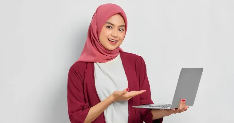 perempuan berhijab cek resi di laptop